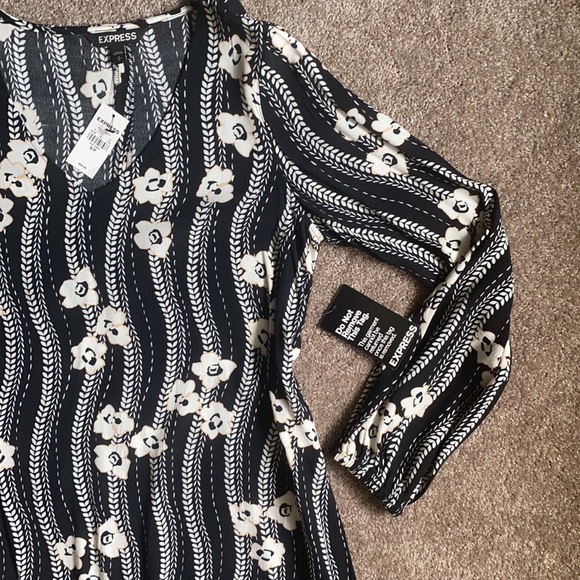 Express long sleeve flower dress - Picture 5 of 6